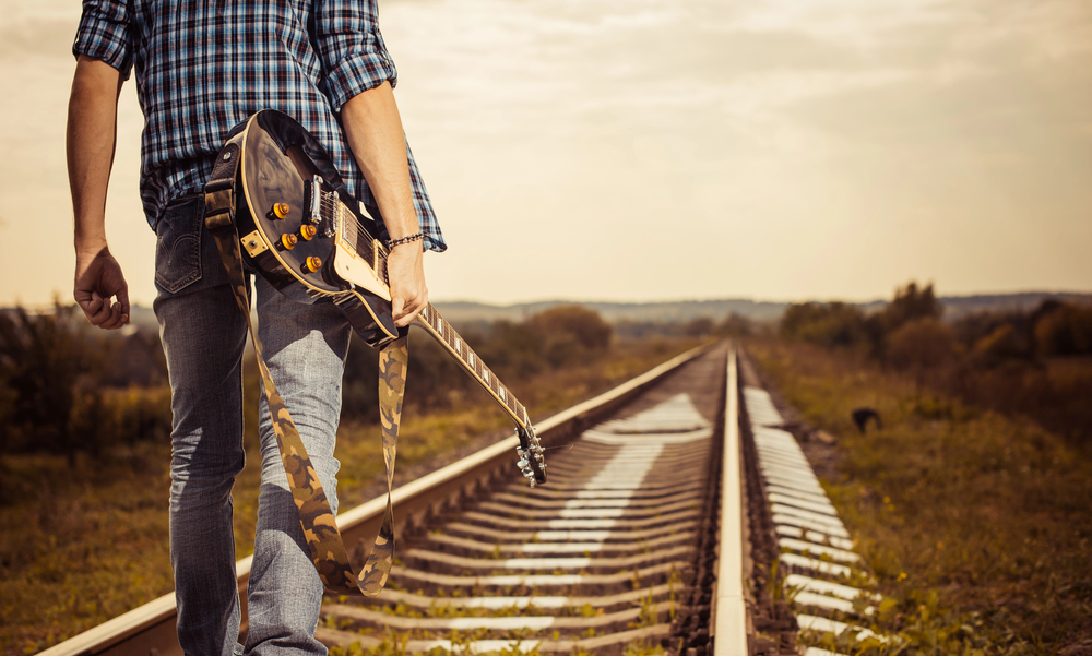 Country-Gitarre an einer Landstraße