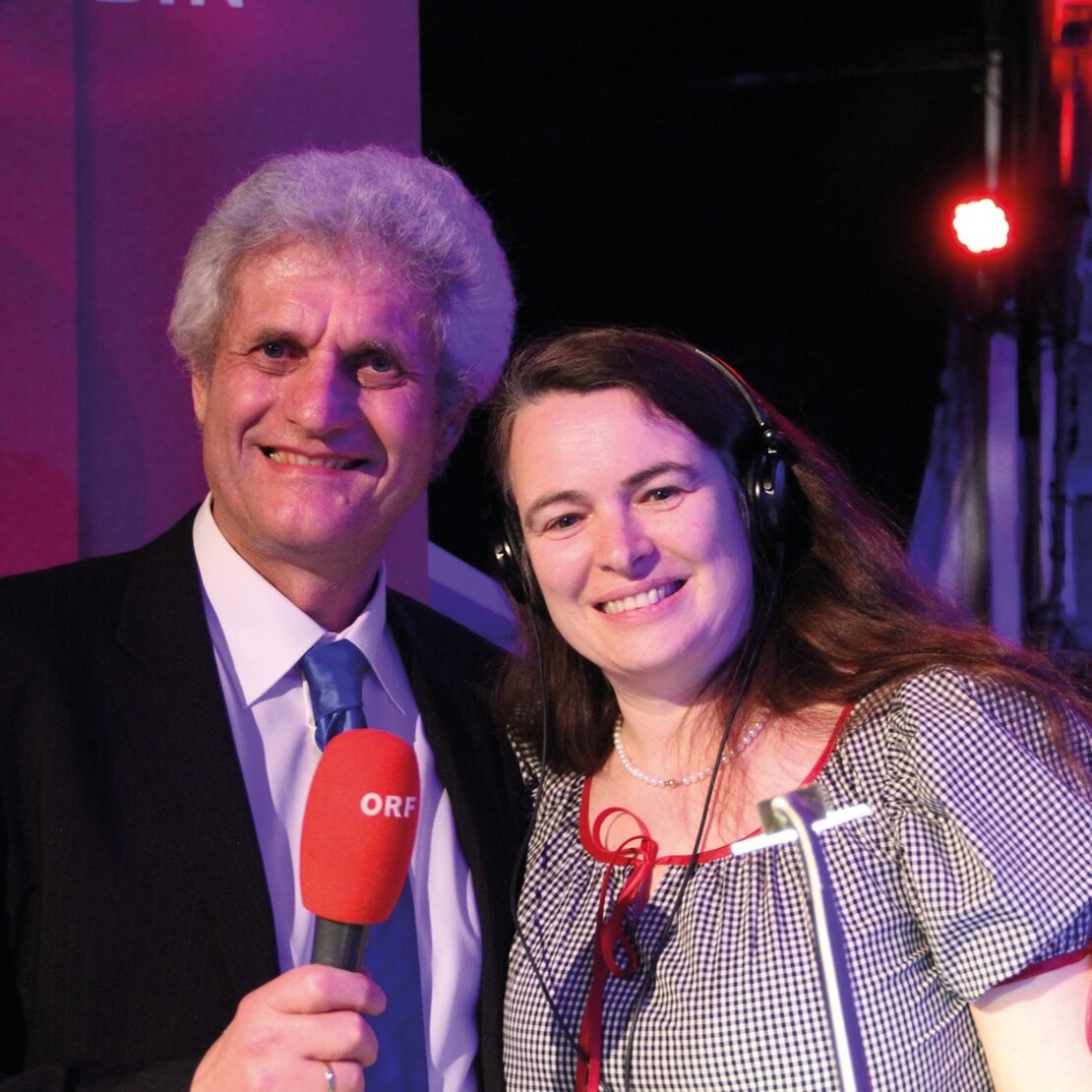 Moderatorin Lisa mit Gitarre im Radiostudio