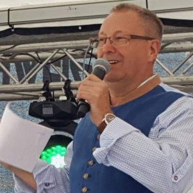 Moderator Tom beim Vorlesen im Studio