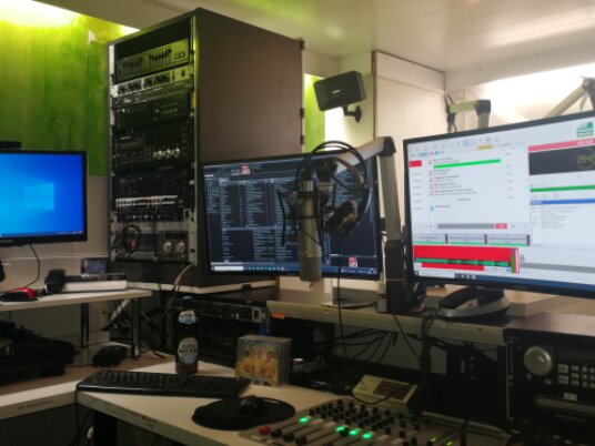 Redaktion und Technik-Team von Hoamatwelle bei der Arbeit