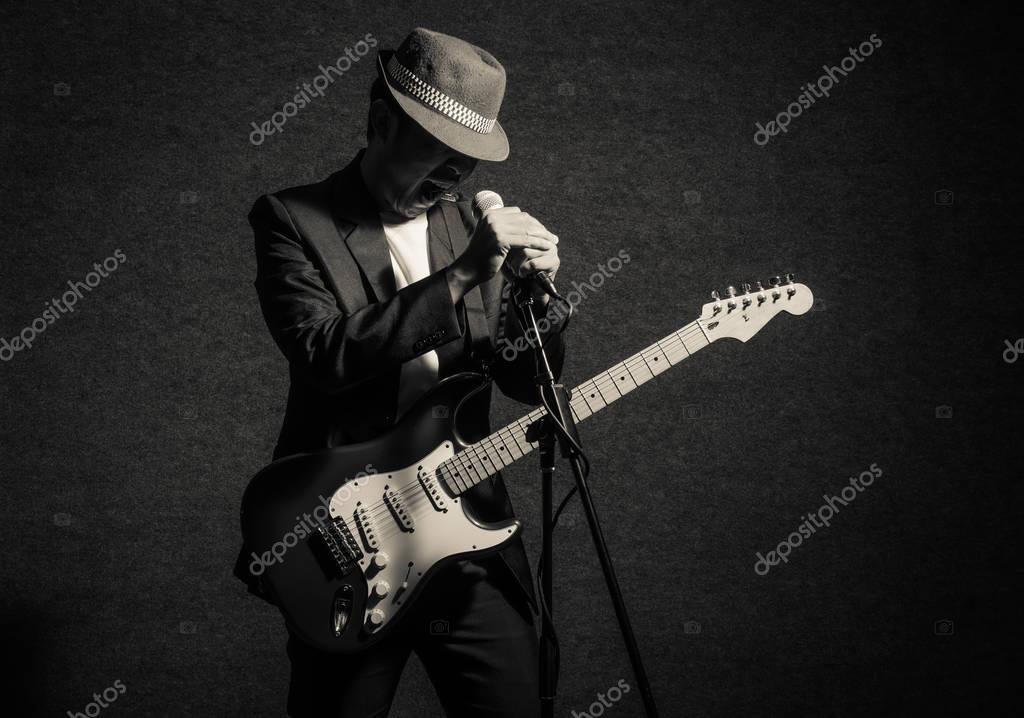 Countryband mit Gitarren auf einer Bühne